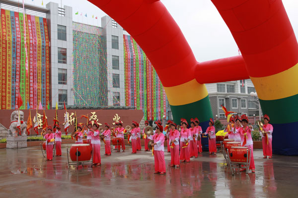 花鼓隊(duì)歡慶宙斯泵業(yè)新廠落成