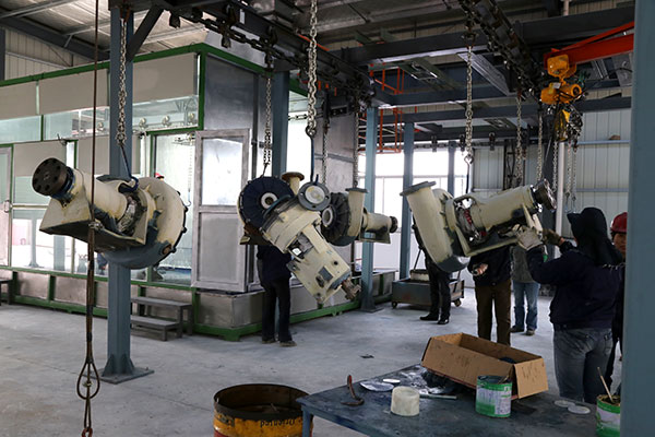 在新建成的油漆車(chē)間，將準(zhǔn)備噴漆作業(yè)的泵掛上吊鉤