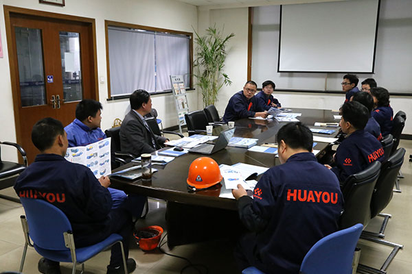 譚總與華友員工討論交流中