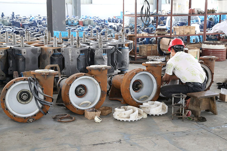 中大型UHB系列泵正在安裝中