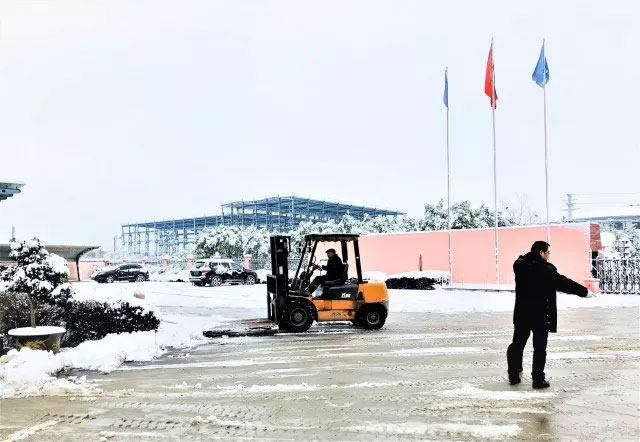 大雪覆蓋道路，員工合力鏟雪