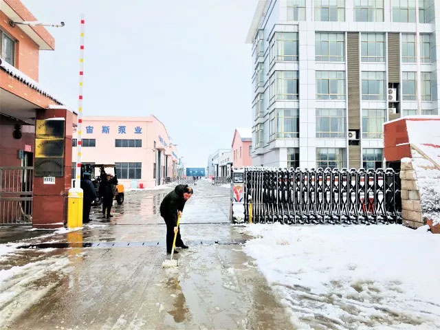 大雪覆蓋道路，員工合力鏟雪