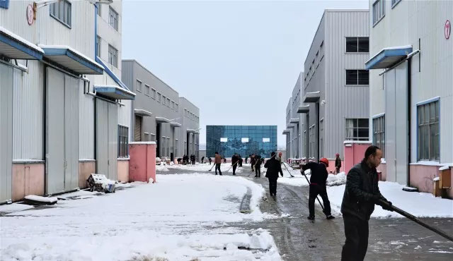 大雪覆蓋道路，員工合力鏟雪