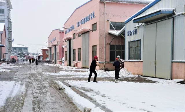 大雪覆蓋道路，員工合力鏟雪