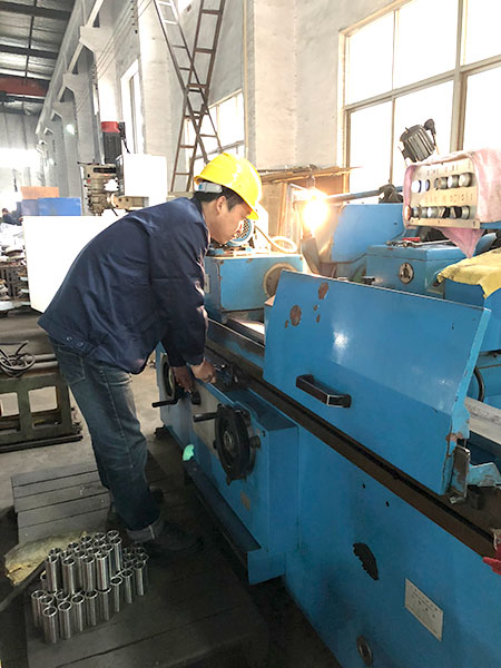 新威集團(tuán)員工在宙斯泵業(yè)考場(chǎng)進(jìn)行機(jī)床操作考試