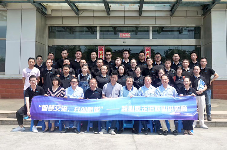 藍必盛公司與宙斯泵業(yè)公司合影留念