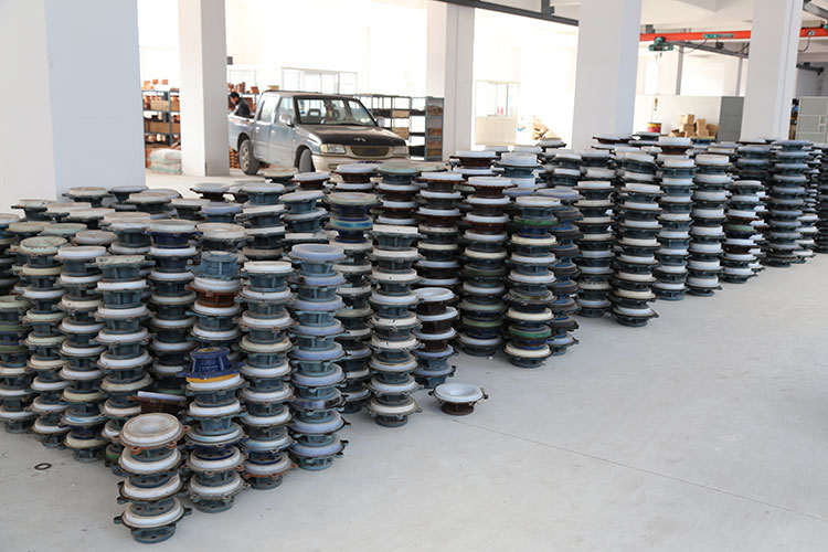 一組襯塑泵蓋的集中堆放區(qū)