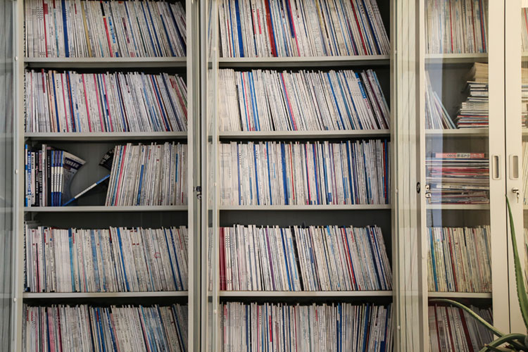 書(shū)柜中的書(shū)籍期刊琳瑯滿(mǎn)目