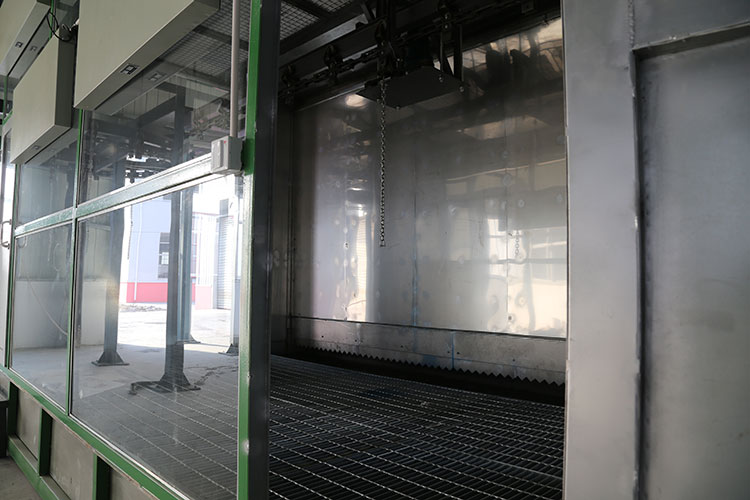 油漆房中使用水簾方式將噴漆過程產(chǎn)生的油漆氣霧吸附